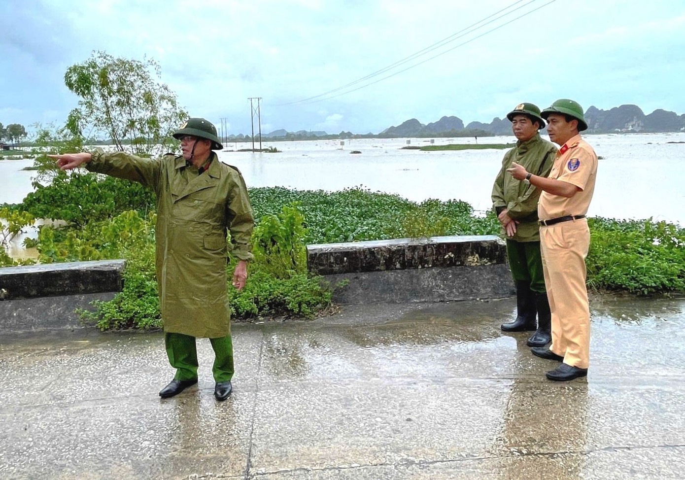 Đại tá Trần Xuân Phú (đứng cạnh chiến sỹ CSGT) trực tiếp chỉ đạo lực lượng cứu trợ người dân vùng lũ Gia Viễn.