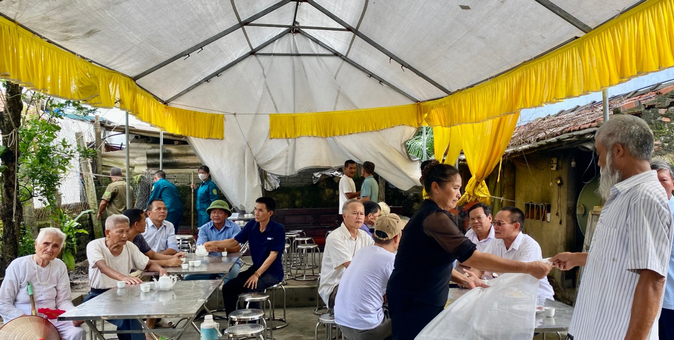 Bà con lối xóm, họ hàng đến động viên, chia buồn trước nỗi mất mát to lớn của gia đình. Bà con lối xóm, họ hàng đến động viên, chia buồn trước nỗi mất mát to lớn của gia đình.