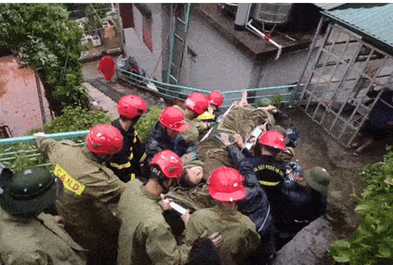 Cháu bé được đưa ra khỏi khu vực bùn đất. Cháu bé được đưa ra khỏi khu vực bùn đất.