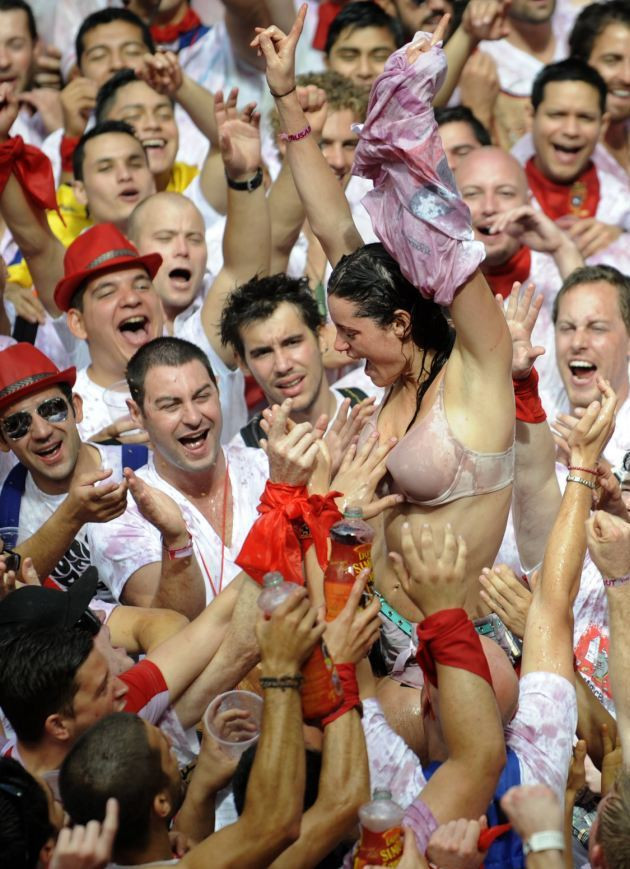 Những giây phút tưng bừng trên đường phố