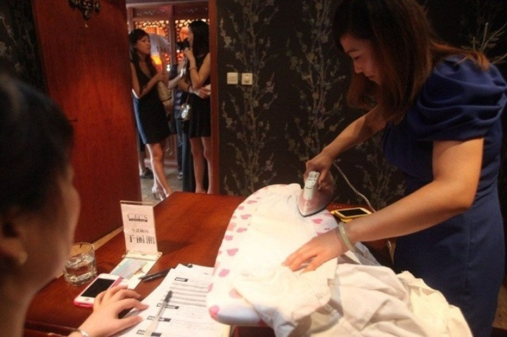 Ban giám khảo kiểm tra kỹ năng là quần áo của một cô gái 