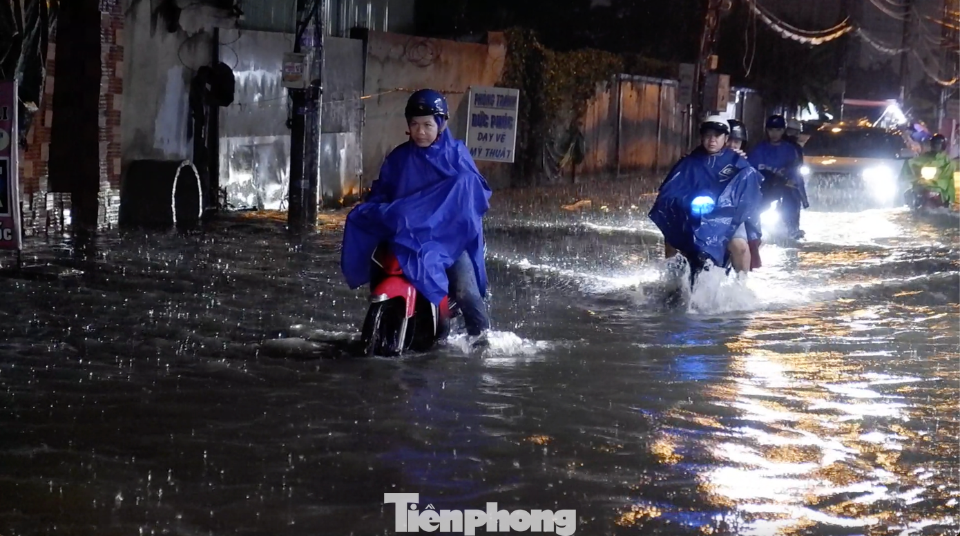 Nước ngập sâu trên đường Sinco (quận Bình Tân).