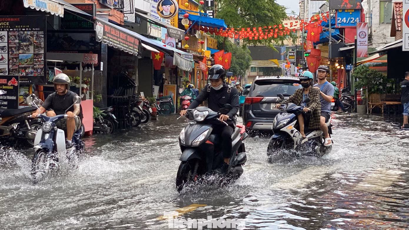 Một số đoạn trên đường Bùi Viện (quận 1) ngập từ 20-40cm sau cơn mưa lớn bất ngờ vào chiều 16/6.