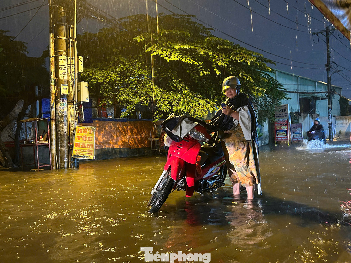 Xe chết máy khi đi qua điểm ngập sâu trên đường Sinco. Ảnh: CTV