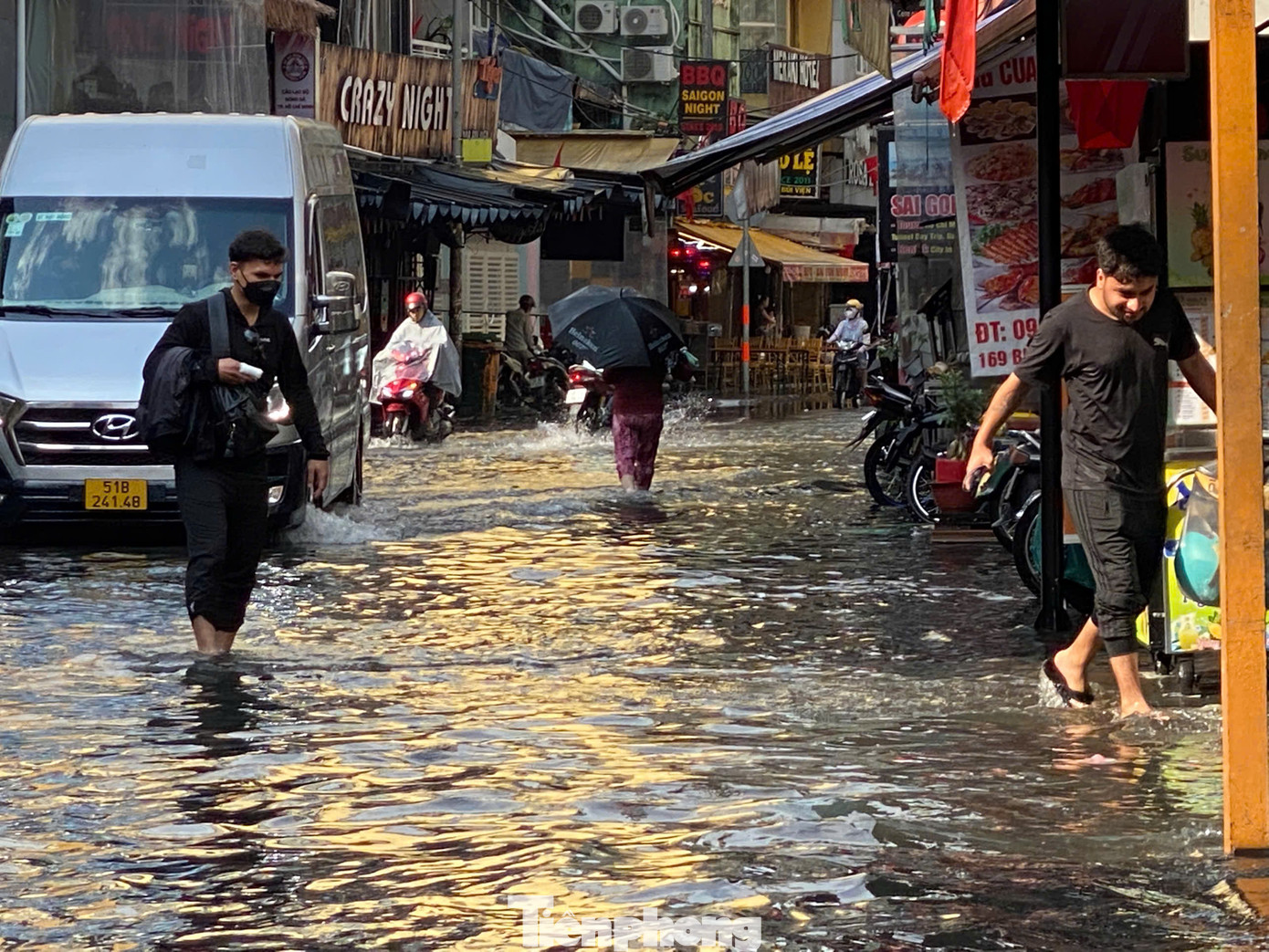 Người dân và du khách bì bõm trên "phố Tây" Bùi Viện (quận 1, TPHCM). Người dân và du khách bì bõm trên "phố Tây" Bùi Viện (quận 1, TPHCM).
