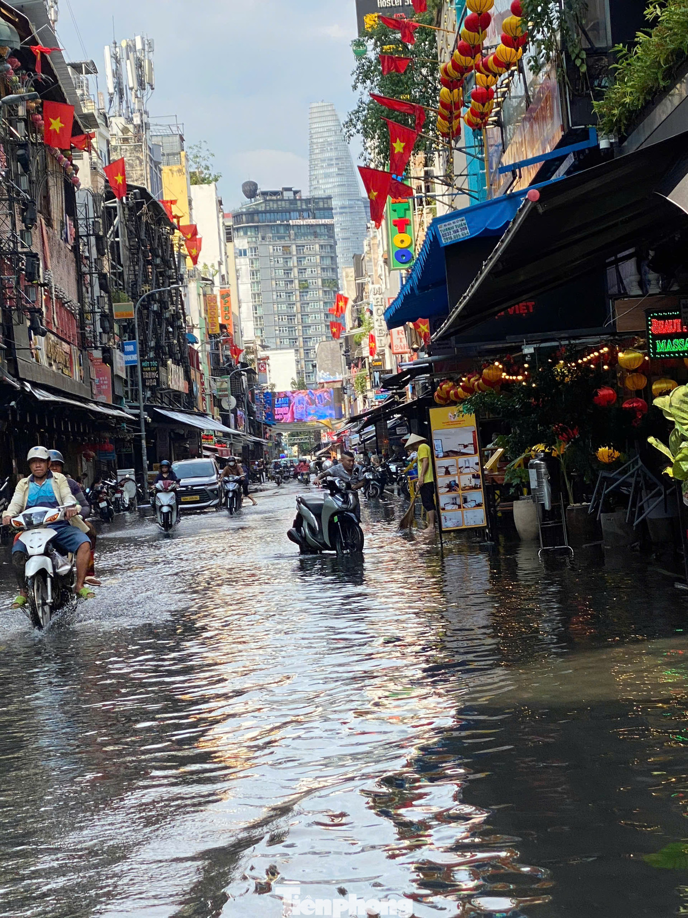 Đến gần 16h, nước bắt đầu rút dần. Đến gần 16h, nước bắt đầu rút dần.