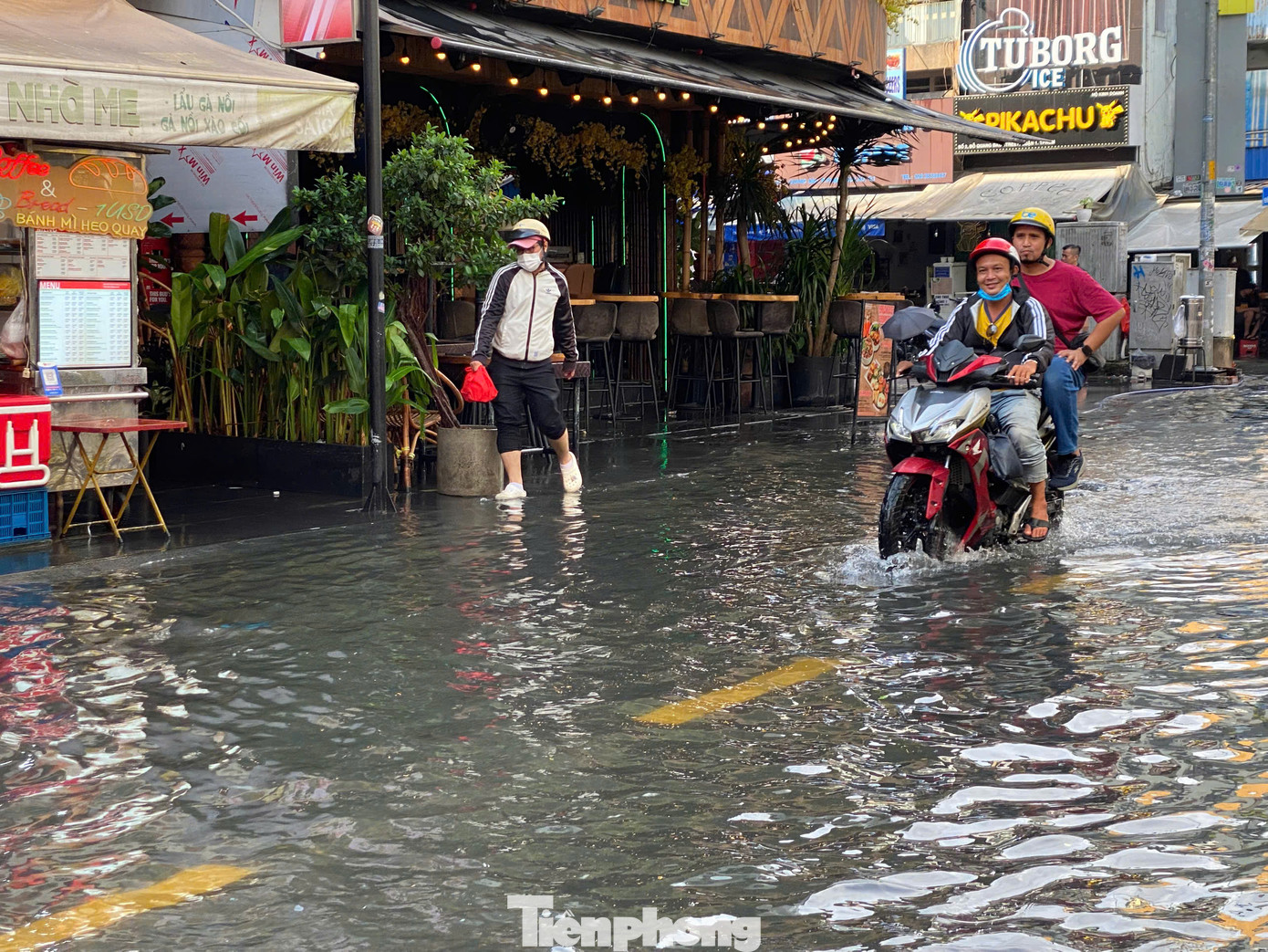 Người và phương tiện bì bõm trên khu phố nổi tiếng nhộn nhịp nhất trung tâm TPHCM. Người và phương tiện bì bõm trên khu phố nổi tiếng nhộn nhịp nhất trung tâm TPHCM.