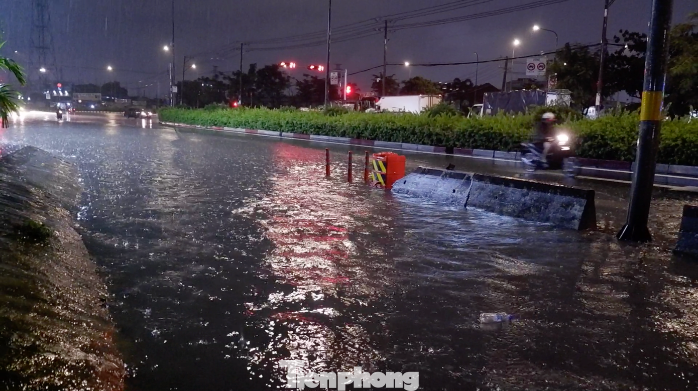 Một đoạn quốc lộ 1 (đoạn qua quận Bình Tân) bị ngập ở làn đường hỗn hợp.