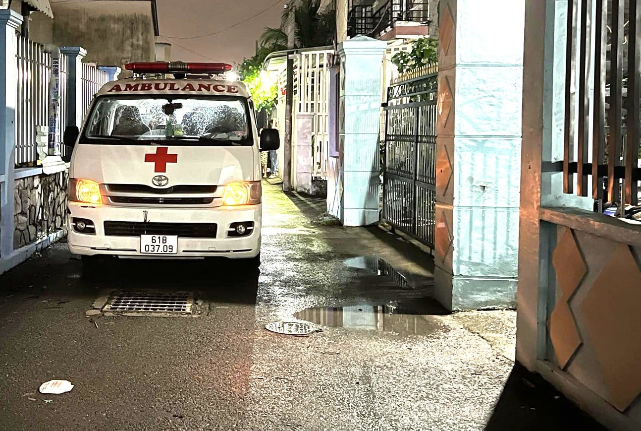 Xe cấp cứu có mặt bên ngoài hiện trường vụ việc. Xe cấp cứu có mặt bên ngoài hiện trường vụ việc.