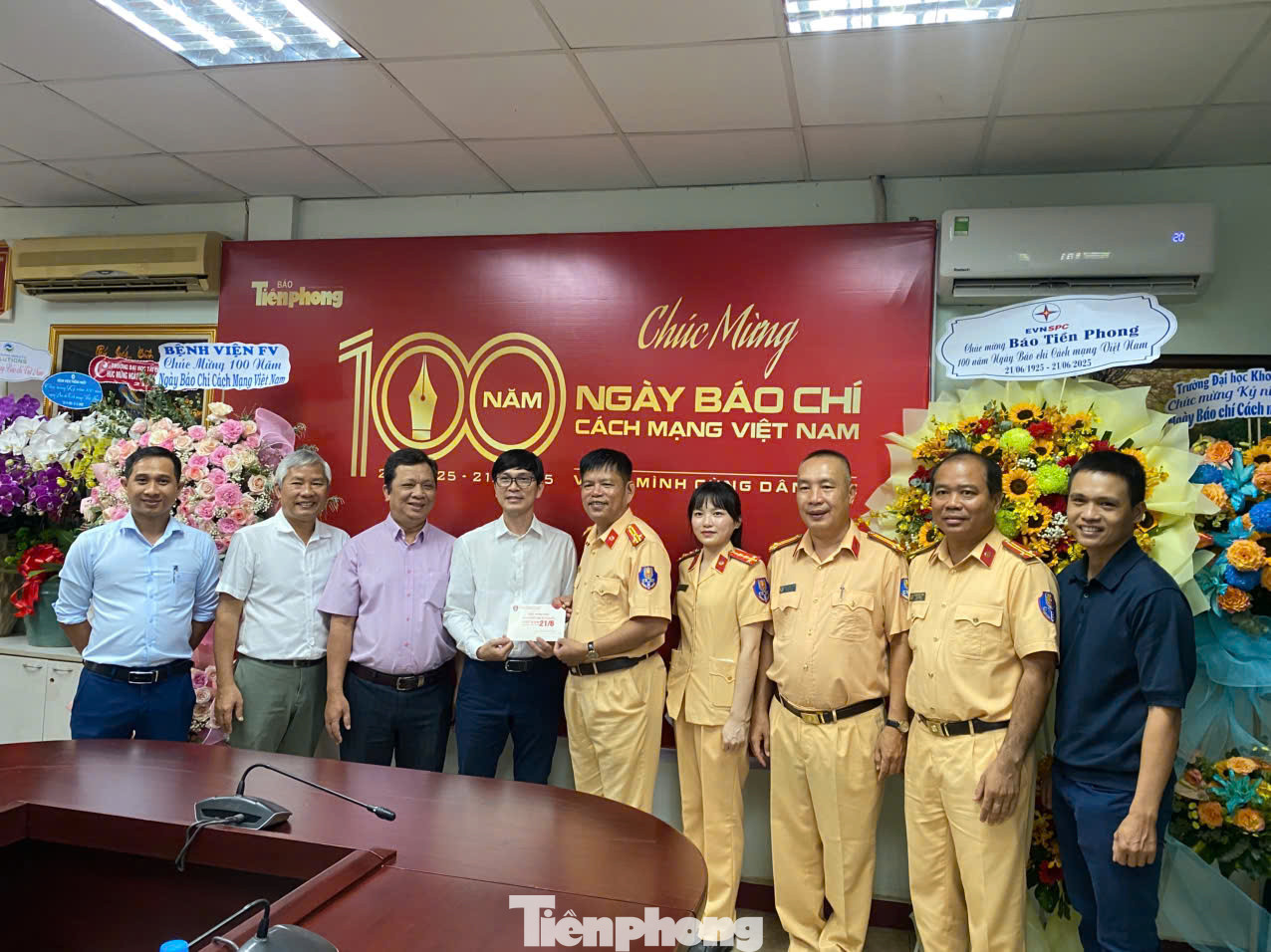 Đoàn công tác của Phòng CSGT (PC08) Công an TPHCM đến thăm, chúc mừng báo Tiền Phong. Ảnh: Duy Quang