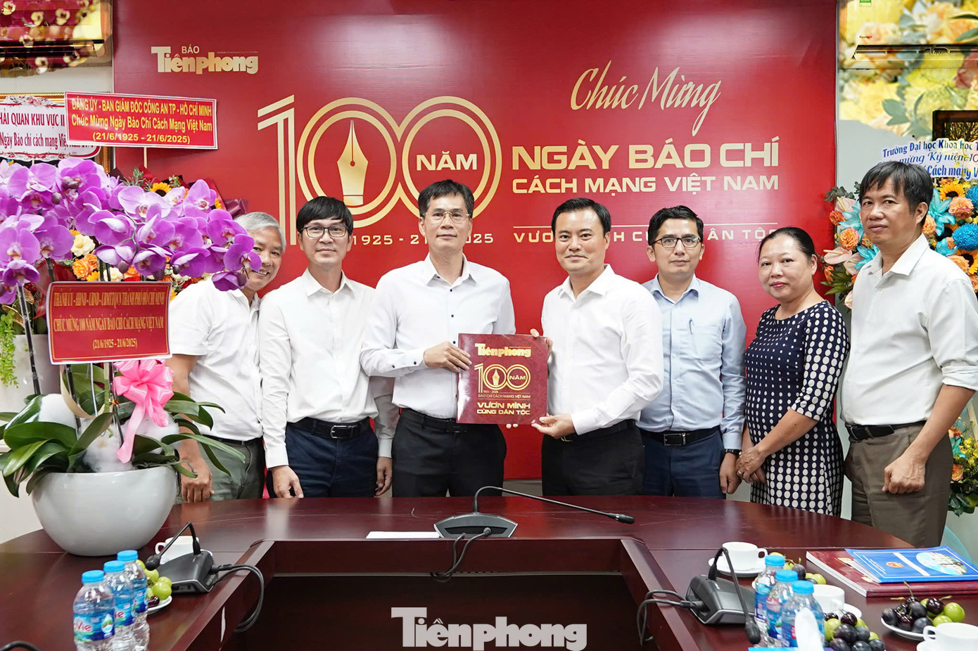 Nhà báo Lý Thành Tâm - Trưởng Cơ quan đại diện báo Tiền Phong tại TPHCM (bên trái) gửi tặng giai phẩm Tiền Phong đặc biệt kỷ niệm 100 năm Ngày Báo chí Cách mạng Việt Nam đến Phó Chủ tịch UBND TPHCM Bùi Xuân Cường. Ảnh: Phạm Nguyễn