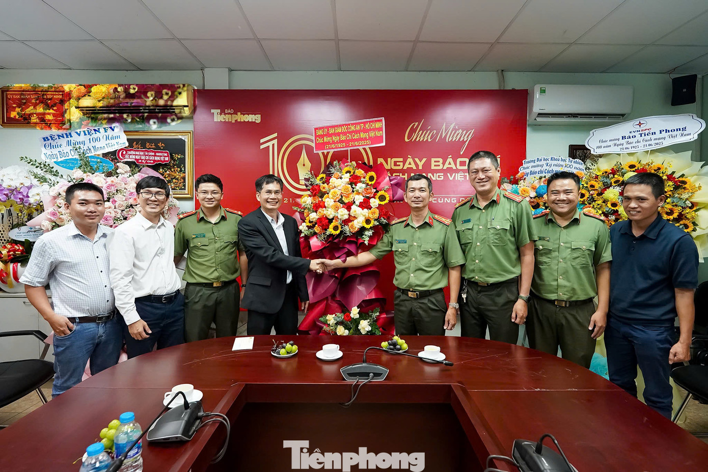 Thay mặt Đảng ủy - Ban Giám đốc Công an TPHCM, Thượng tá Trần Sông Triều, Phó trưởng Phòng An ninh chính trị nội bộ đã tặng lẵng hoa tươi thắm đến tập thể Cơ quan đại diện báo Tiền phong tại TPHCM. Ảnh: Phạm Nguyễn