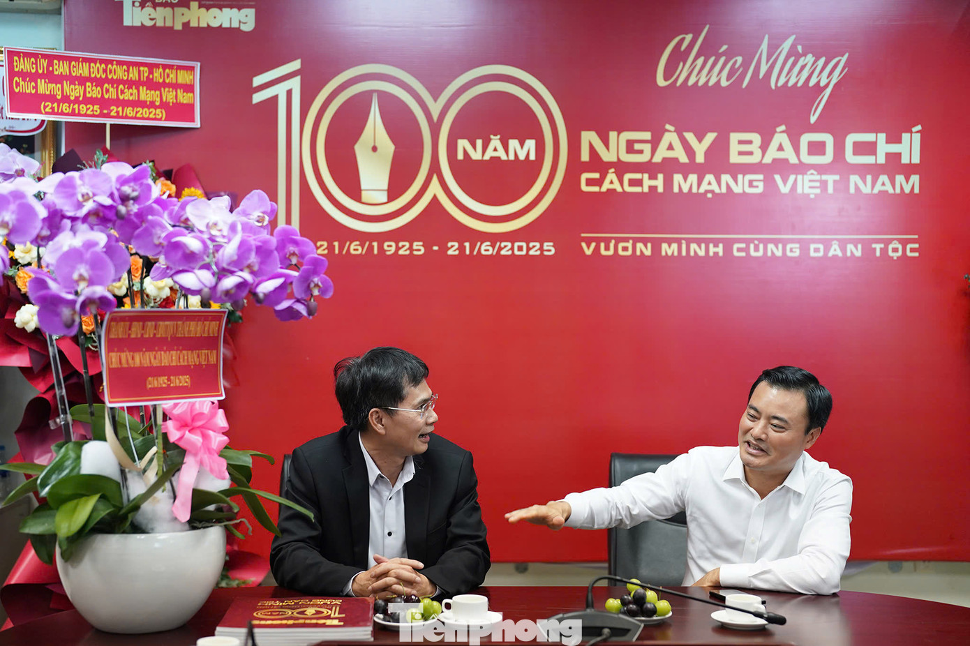 Phó Chủ tịch UBND TPHCM Bùi Xuân Cường (bên phải) có những chia sẻ thân tình đến đại diện báo Tiền Phong. Ảnh: Phạm Nguyễn