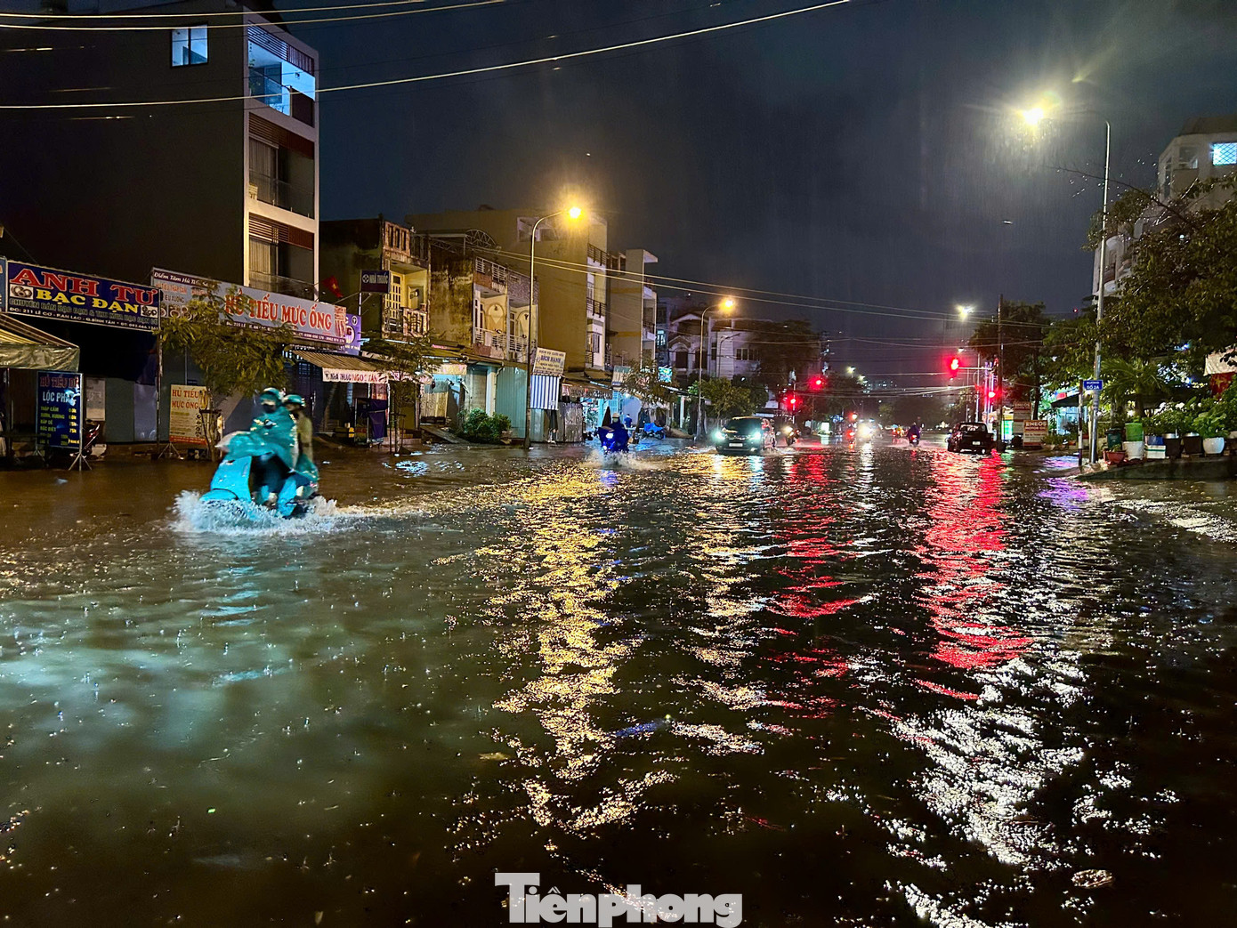 Đường Lê Cơ (quận Bình Tân) mênh mông nước sau cơn mưa kéo dài nhiều giờ.