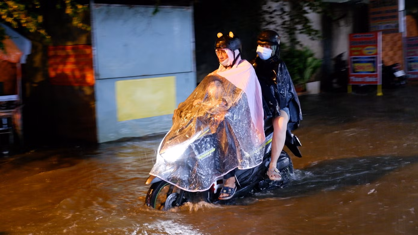 Mưa lớn kéo dài từ chiều đến tối qua (ngày 10/6) khiến nhiều tuyến đường ở TPHCM xảy ra tình trạng ngập úng. Ảnh: Hữu Huy