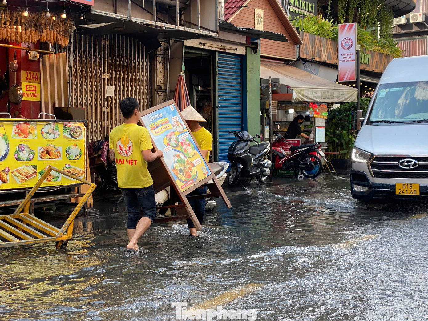 Nhân viên các hàng quán hai bên đường tất bật dọn dẹp, thu gom rác, khơi thông miệng cống để nước rút nhanh hơn. Nhân viên các hàng quán hai bên đường tất bật dọn dẹp, thu gom rác, khơi thông miệng cống để nước rút nhanh hơn.