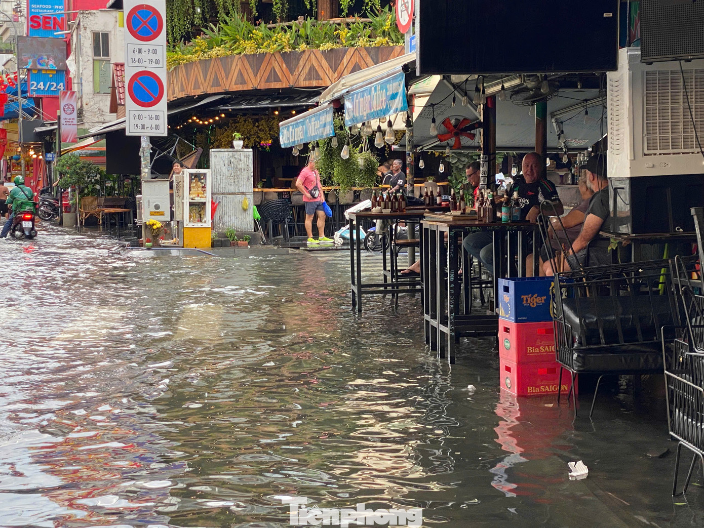 Ông Ngô Phương Tâm - sinh sống ở khu vực đường Bùi Viện cho biết: “Mưa rất lớn nhưng không có gió giật mạnh. Tuy nhiên, chỉ trong thời gian ngắn, tuyến đường đã bị ngập”. Ảnh: Một góc "phố Tây" Bùi Viện vào lúc 15h30 ngày 16/6. Ông Ngô Phương Tâm - sinh sống ở khu vực đường Bùi Viện cho biết: “Mưa rất lớn nhưng không có gió giật mạnh. Tuy nhiên, chỉ trong thời gian ngắn, tuyến đường đã bị ngập”. Ảnh: Một góc "phố Tây" Bùi Viện vào lúc 15h30 ngày 16/6.