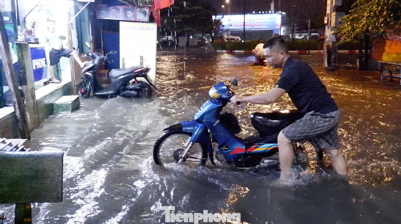 Mưa ngập làm ảnh hưởng đến cuộc sống của người dân tại đường Sinco, quận Bình Tân.