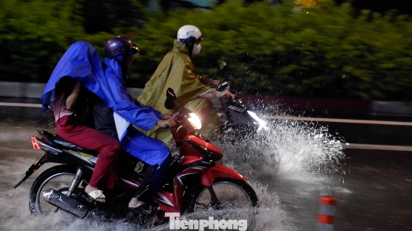 Trong hôm nay 13/6, khu vực Nam bộ nhiều mây, có mưa rào và dông vài nơi; riêng chiều tối và tối có mưa rào và dông rải rác. Ảnh minh họa: Hữu Huy