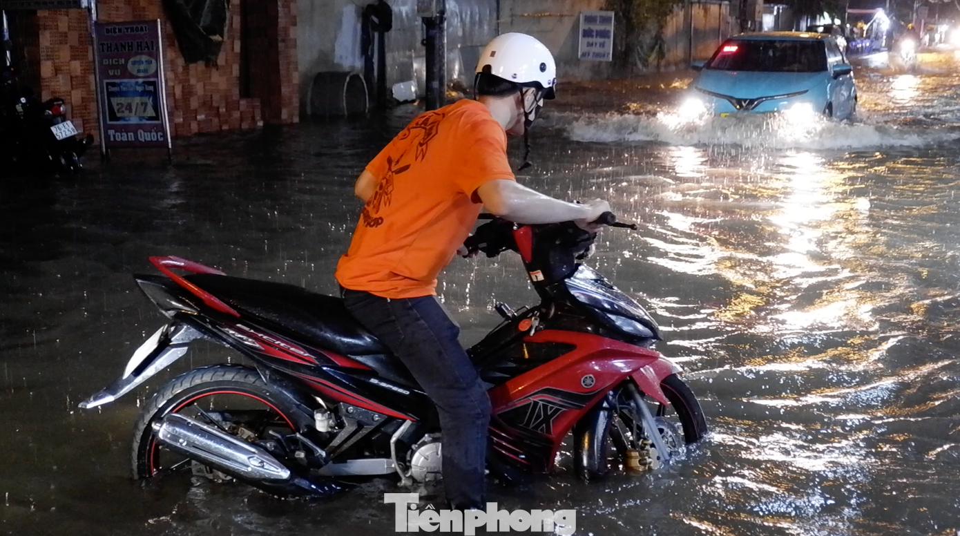 Nhiều phương tiện bị chết máy.