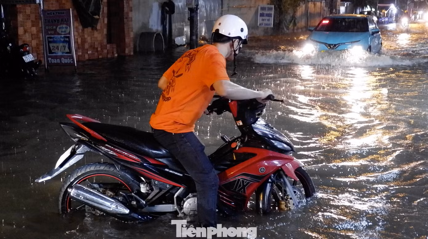 Nhiều phương tiện bị chết máy.