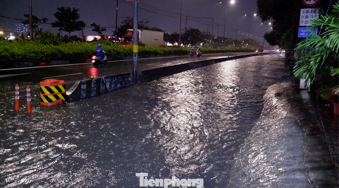 Một đoạn quốc lộ 1 (đoạn qua quận Bình Tân) bị ngập ở làn đường hỗn hợp.