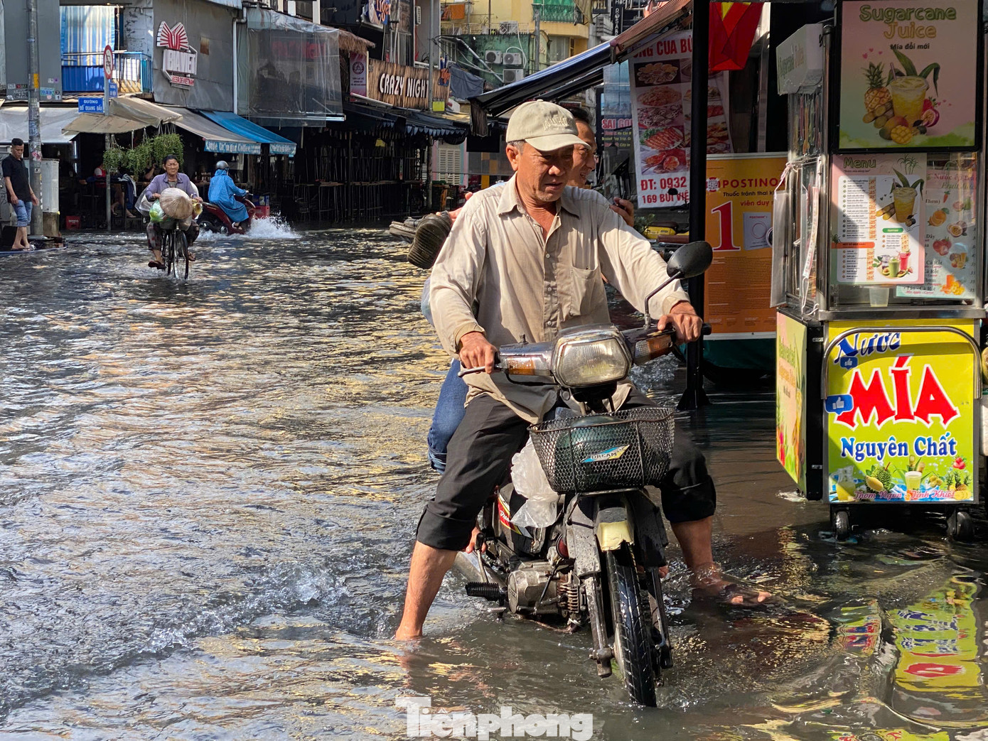Nước ngập sâu, giao thông đi lại qua khu vực gặp nhiều khó khăn. Nước ngập sâu, giao thông đi lại qua khu vực gặp nhiều khó khăn.