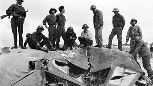 Xác một chiếc B52 bị hạ gục trên bầu trời Hà Nội