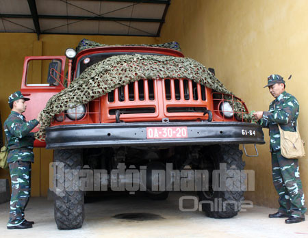 Cán bộ, chiến sĩ Đoàn tên lửa phòng không 64 ngụy trang phương tiện, chuẩn bị hành quân. Cán bộ, chiến sĩ Đoàn tên lửa phòng không 64 ngụy trang phương tiện, chuẩn bị hành quân