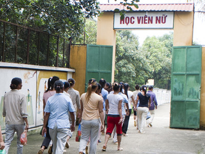 Các học viên nữ xếp hàng chuẩn bị đi ăn trưa. Ảnh: Xuân Phú