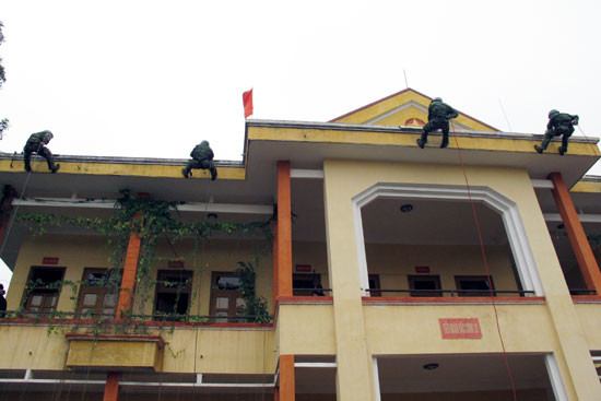 Và đu dây từ trên xuống để tiếp cận mục tiêu