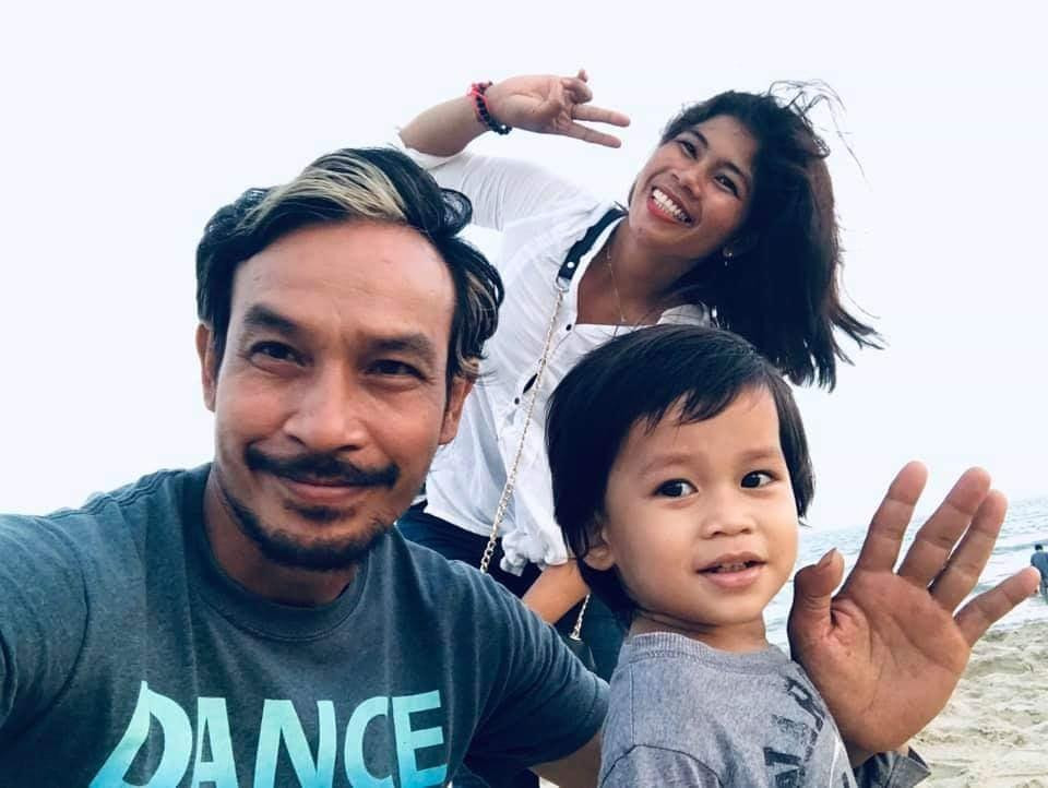 Thạch Kim Long và vợ con.