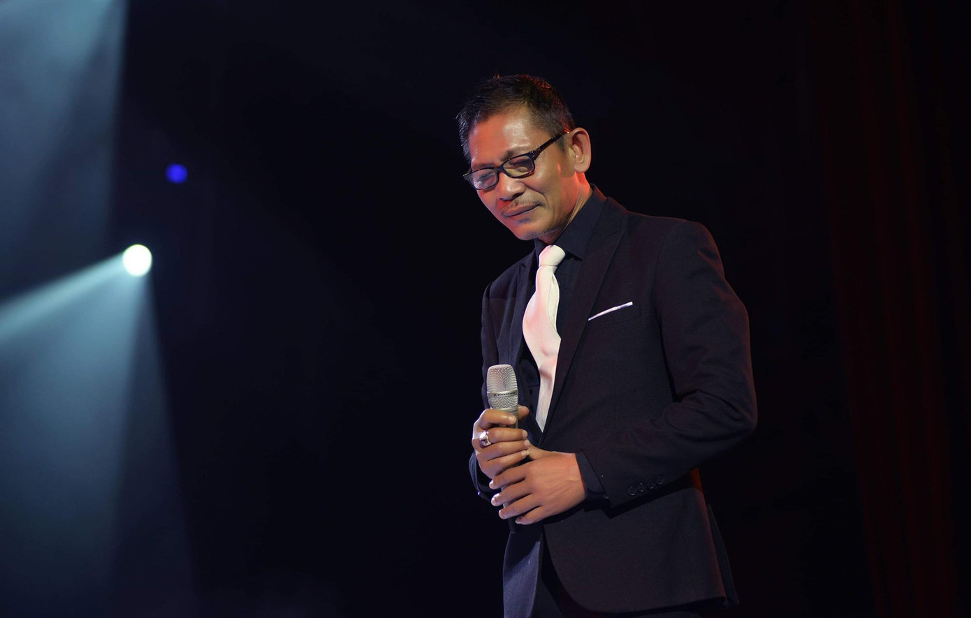 Cuộc sống của anh, buồn vui sướng khổ đều gắn với âm nhạc.