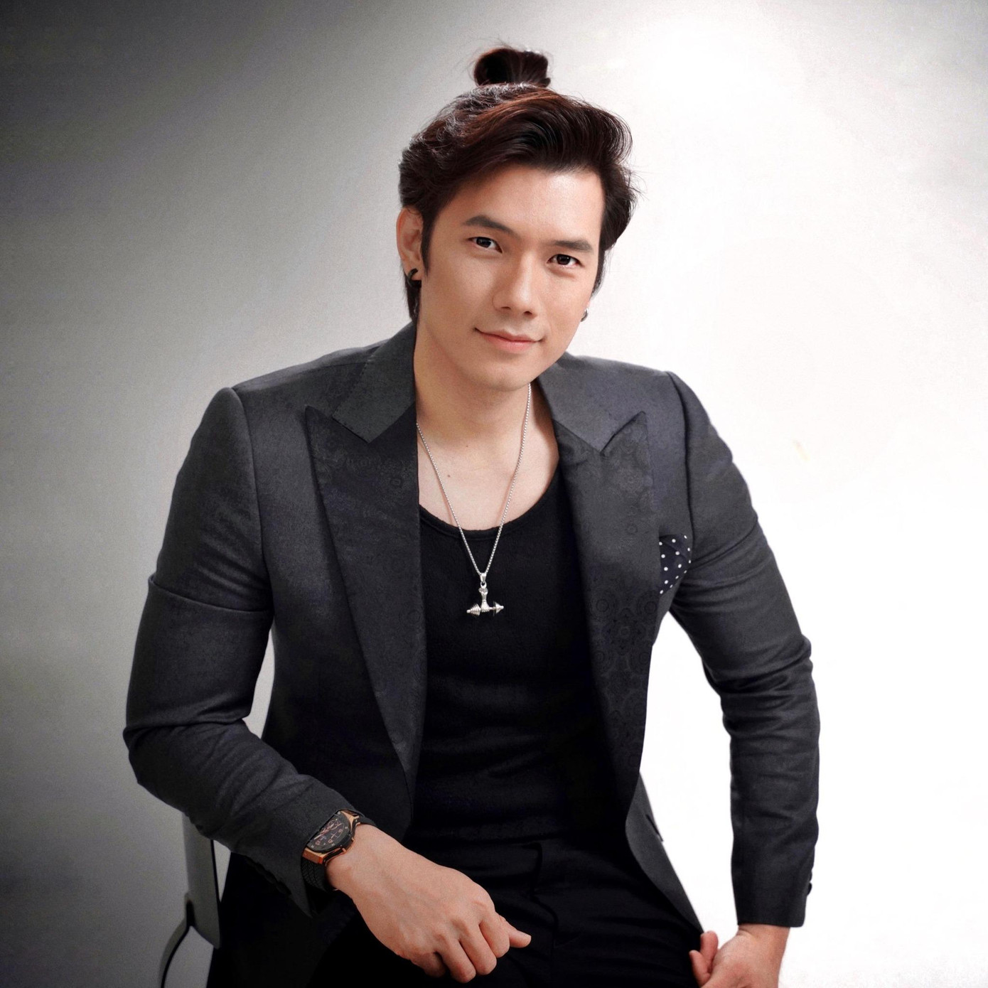 Chuyện một “soái ca” độc thân giàu có trong thời gian dài khiến nhiều người đồn thổi về giới tính của Nhan Phúc Vinh, nhưng anh chưng từng lên tiếng thanh minh.