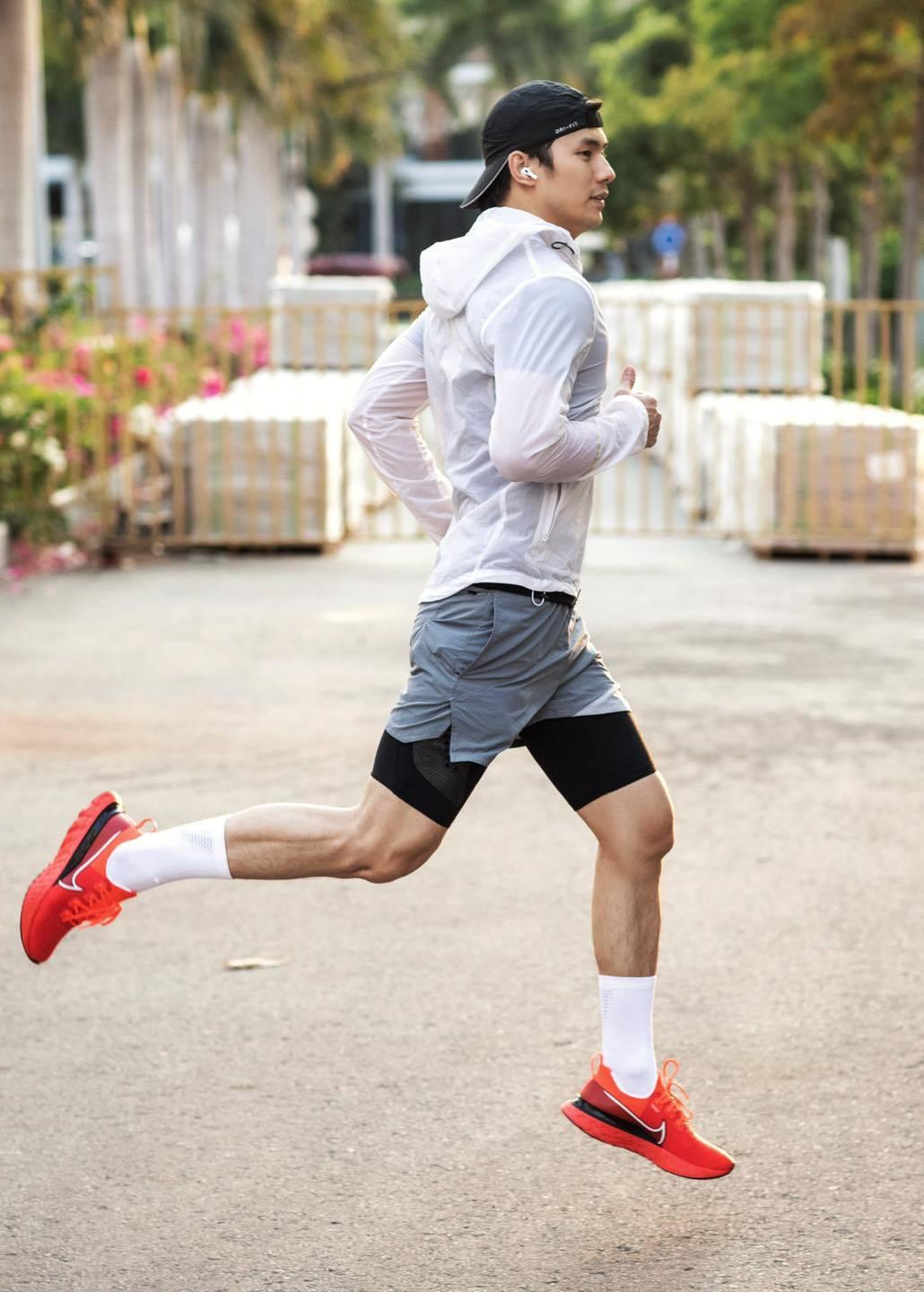 Anh tự nhận là người đam mê thể thao.