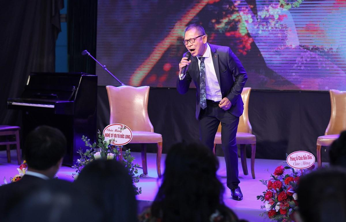 U60+ vẫn tràn đầy sung mãn khi đứng trên sân khấu.