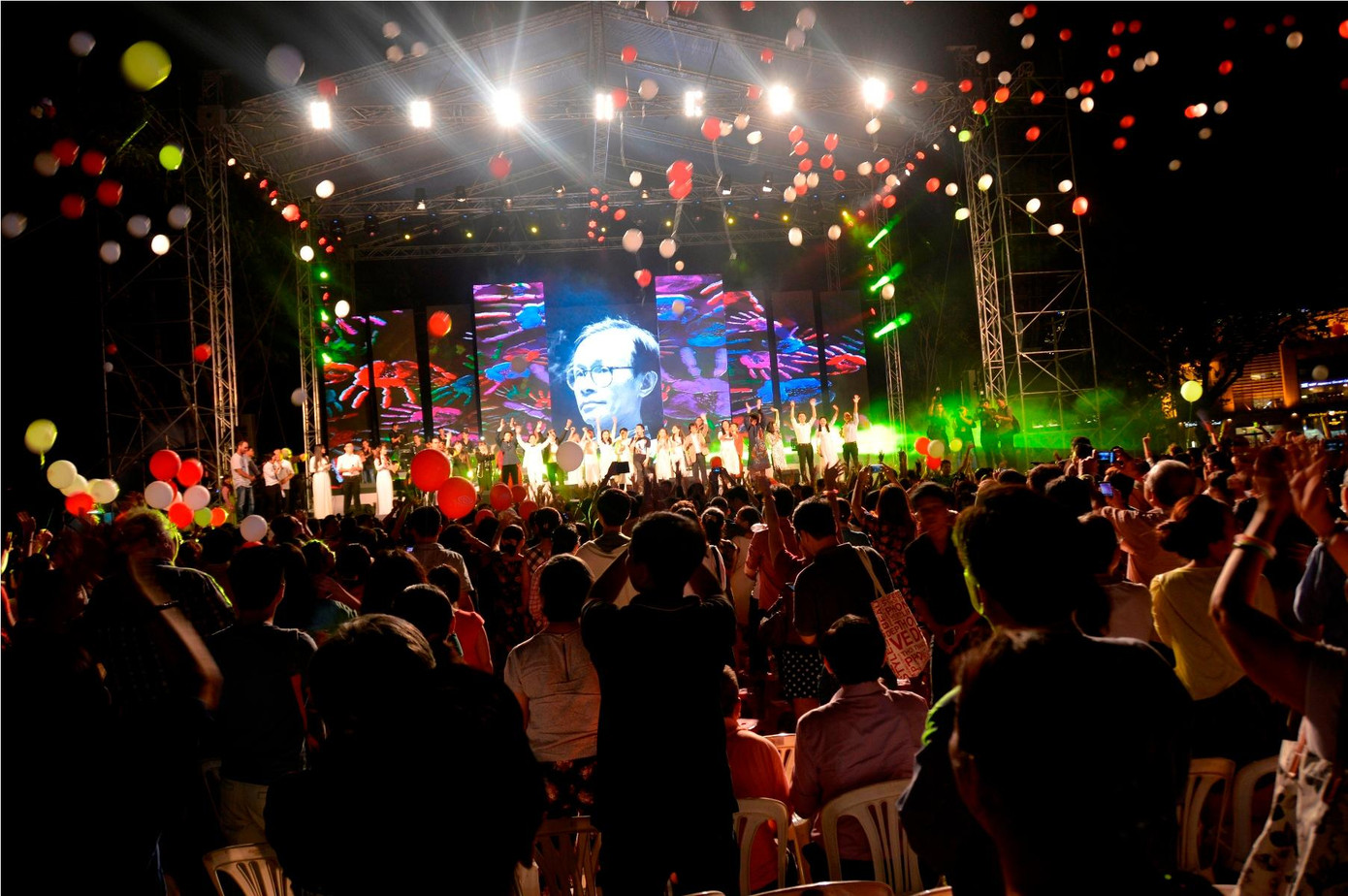 Các đêm nhạc Trịnh đều kín khán giả. Các đêm nhạc Trịnh đều kín khán giả.