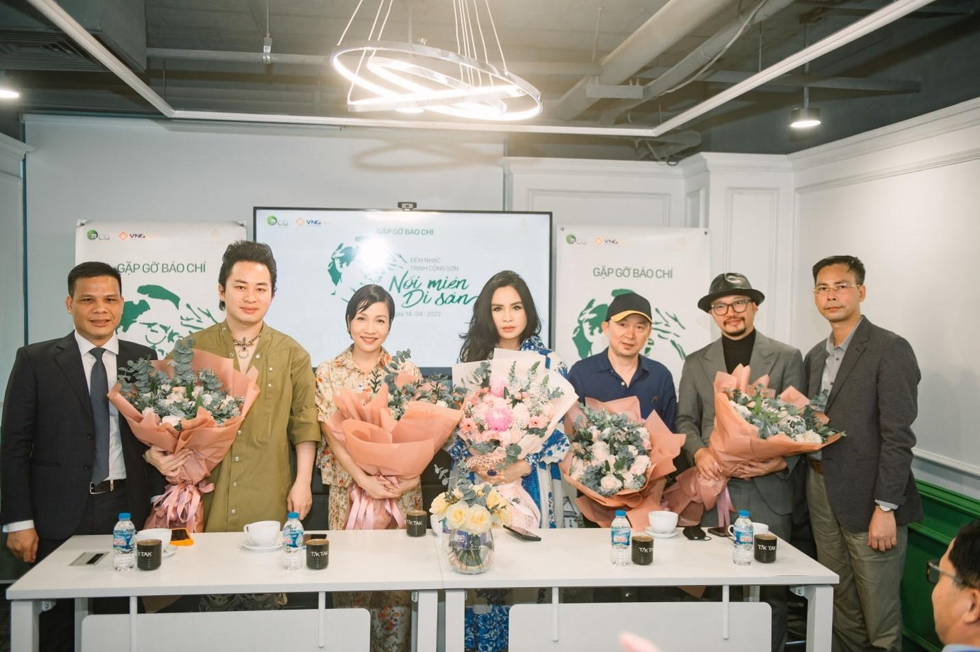 Các nghệ sĩ sẽ góp mặt trong đêm nhạc. Các nghệ sĩ sẽ góp mặt trong đêm nhạc.