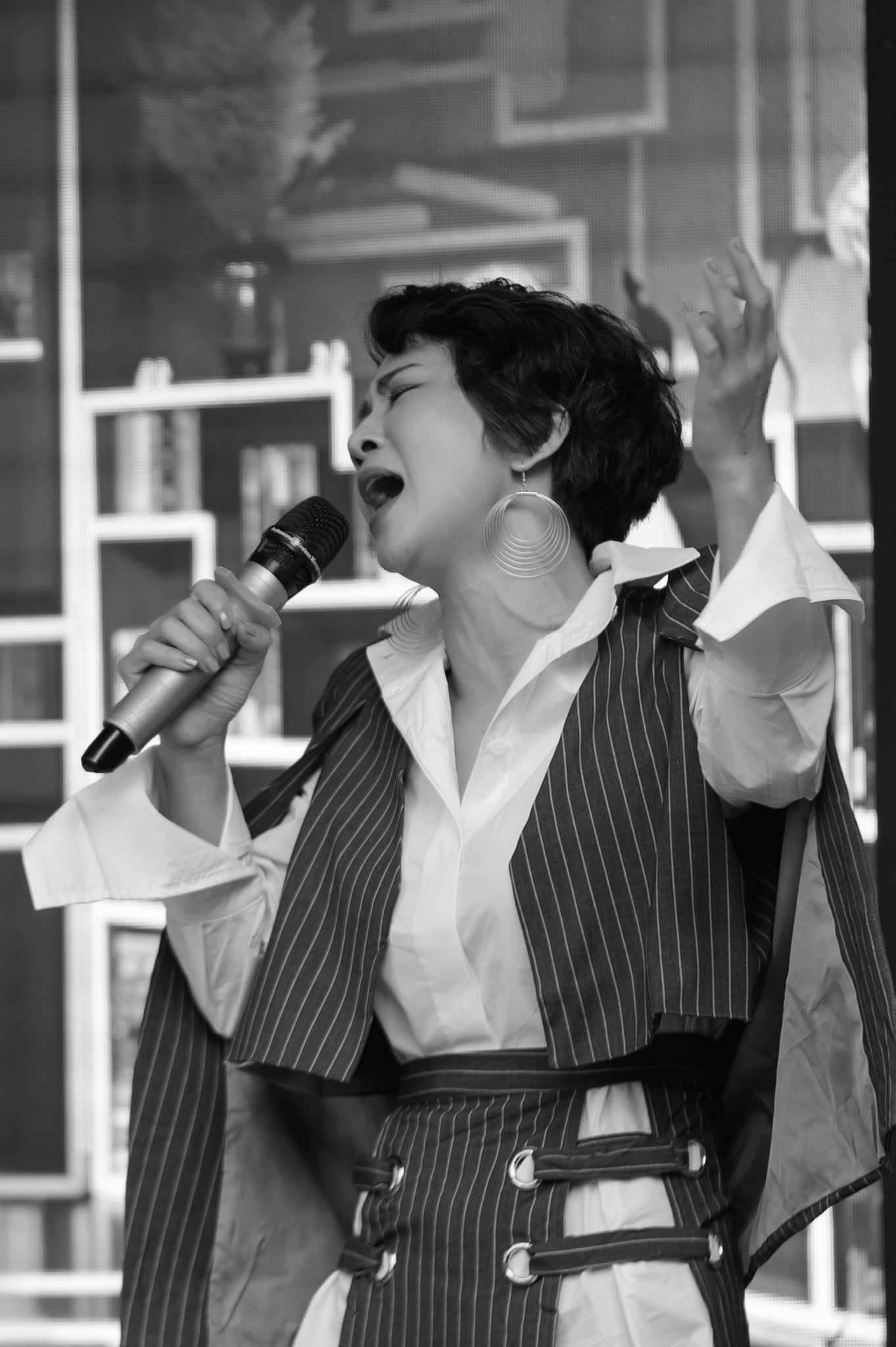 Thúy Hiền đang tham gia vào dự án có tên "Tự hào Việt Nam" với tư cách là ca sỹ hát chính bài hát “Đường đến ngày vinh quang” và các bài biểu diễn võ thuật.