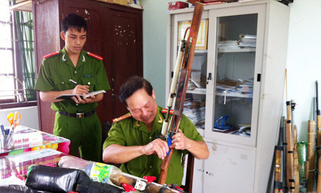 Công an huyện Tiên Phước kiểm tra các súng tự chế thu giữ