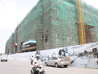 Dự án cao ốc văn phòng tại Quận 7 - TPHCM vừa được chuyển nhượng cho một ngân hàng giá 700 tỷ đồng. Ảnh: Đình Sơn. Dự án cao ốc văn phòng tại Quận 7 - TPHCM vừa được chuyển nhượng cho một ngân hàng giá 700 tỷ đồng Ảnh: Đình Sơn