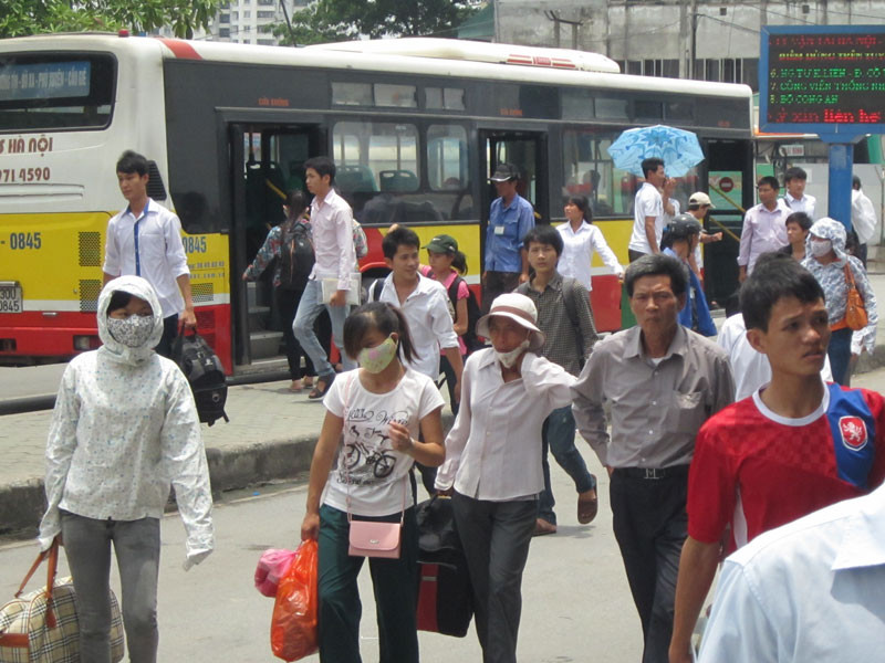 Giữa trưa nhưng số lượng người đổ về bến xe ngày cành đông