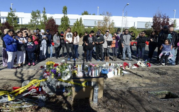 Người hâm mộ mang rất nhiều hoa đến khu vực Santa Clarita để tưởng niệm Paul Walker. Người hâm mộ mang rất nhiều hoa đến khu vực Santa Clarita để tưởng niệm Paul Walker