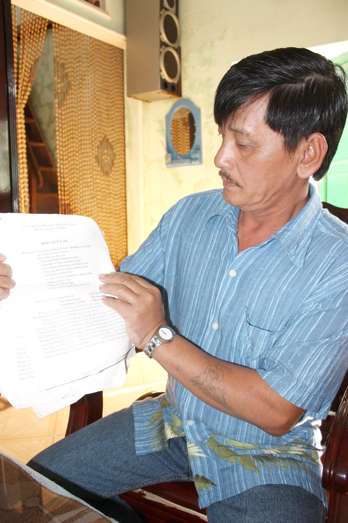 Ngư dân Phạm Quang với lá đơn gởi đến nhiều cơ quan chức năng để kiện hành vi của lính Trung Quốc. Ngư dân Phạm Quang với lá đơn gởi đến nhiều cơ quan chức năng để kiện hành vi của lính Trung Quốc