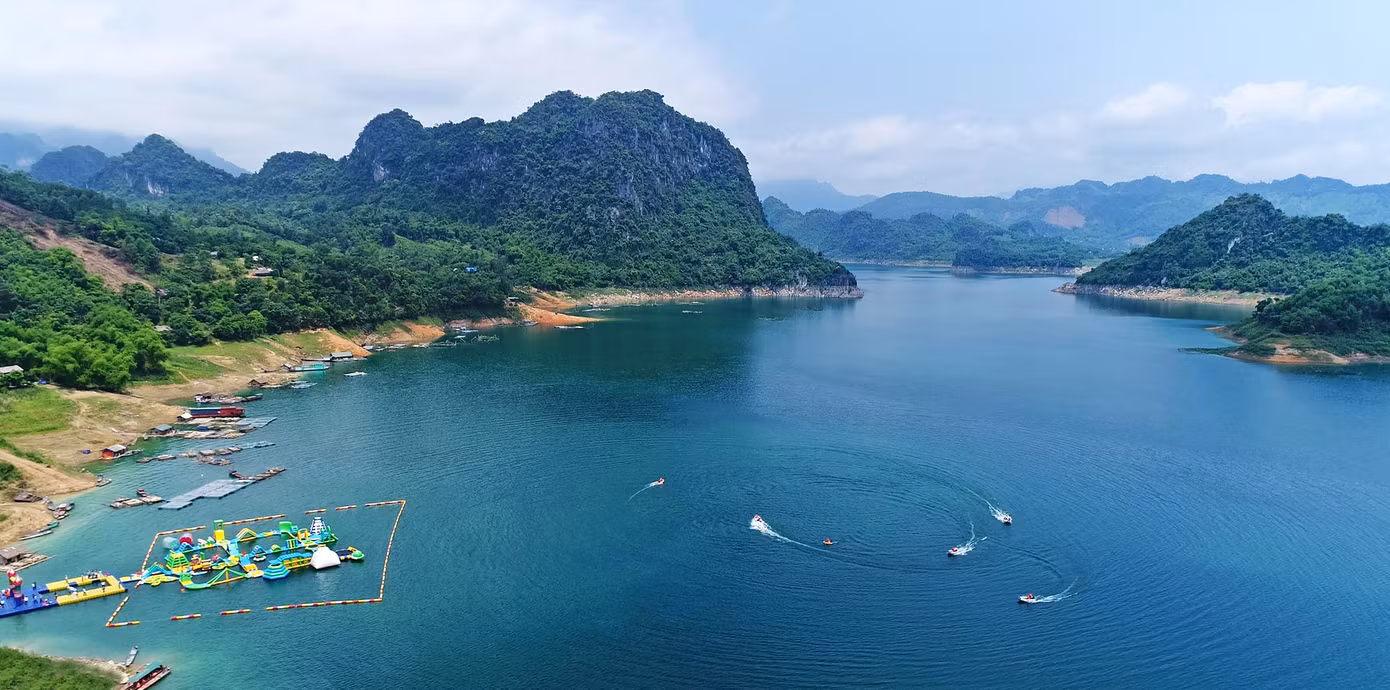 Hoạt động du lịch tại Khu du lịch hồ Hòa Bình góp phần tạo công ăn việc làm, tăng thu nhập cho người dân địa phương. (Ảnh: Báo Đầu tư )