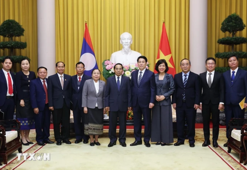 Chủ tịch nước Lương Cường và đồng chí Bounthong Chitmany, Ủy viên Bộ Chính trị, Thường trực Ban Bí thư Đảng Nhân dân Cách mạng Lào, Phó Chủ tịch nước Cộng hòa Dân chủ Nhân dân Lào cùng các đại biểu. (Ảnh: Lâm Khánh/TTXVN)