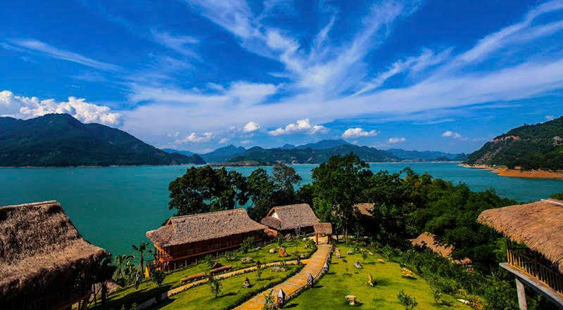 Vẻ đẹp đặc biệt của hồ Hòa Bình được ví như “Vịnh Hạ Long trên cạn” (Ảnh: Authentiktravel)