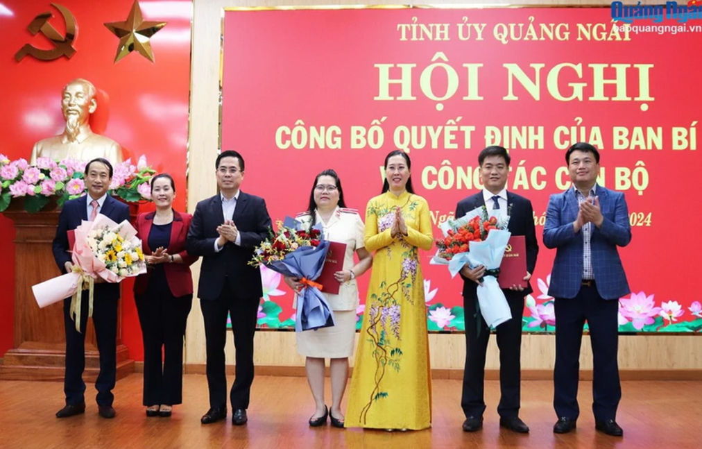 Ủy viên Trung ương Đảng, Bí thư Tỉnh ủy, Chủ tịch HĐND tỉnh Bùi Thị Quỳnh Vân trao quyết định và các đồng chí Thường trực Tỉnh ủy tặng hoa chúc mừng 3 đồng chí được chỉ định tham gia Ban Chấp hành Đảng bộ tỉnh nhiệm kỳ 2020 - 2025. (Ảnh: Báo Quảng Ngãi)