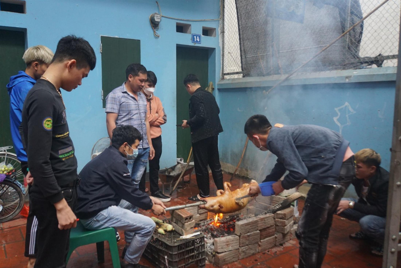 Công nhân liên hoan sau khi trở lại phòng trọ làm việc