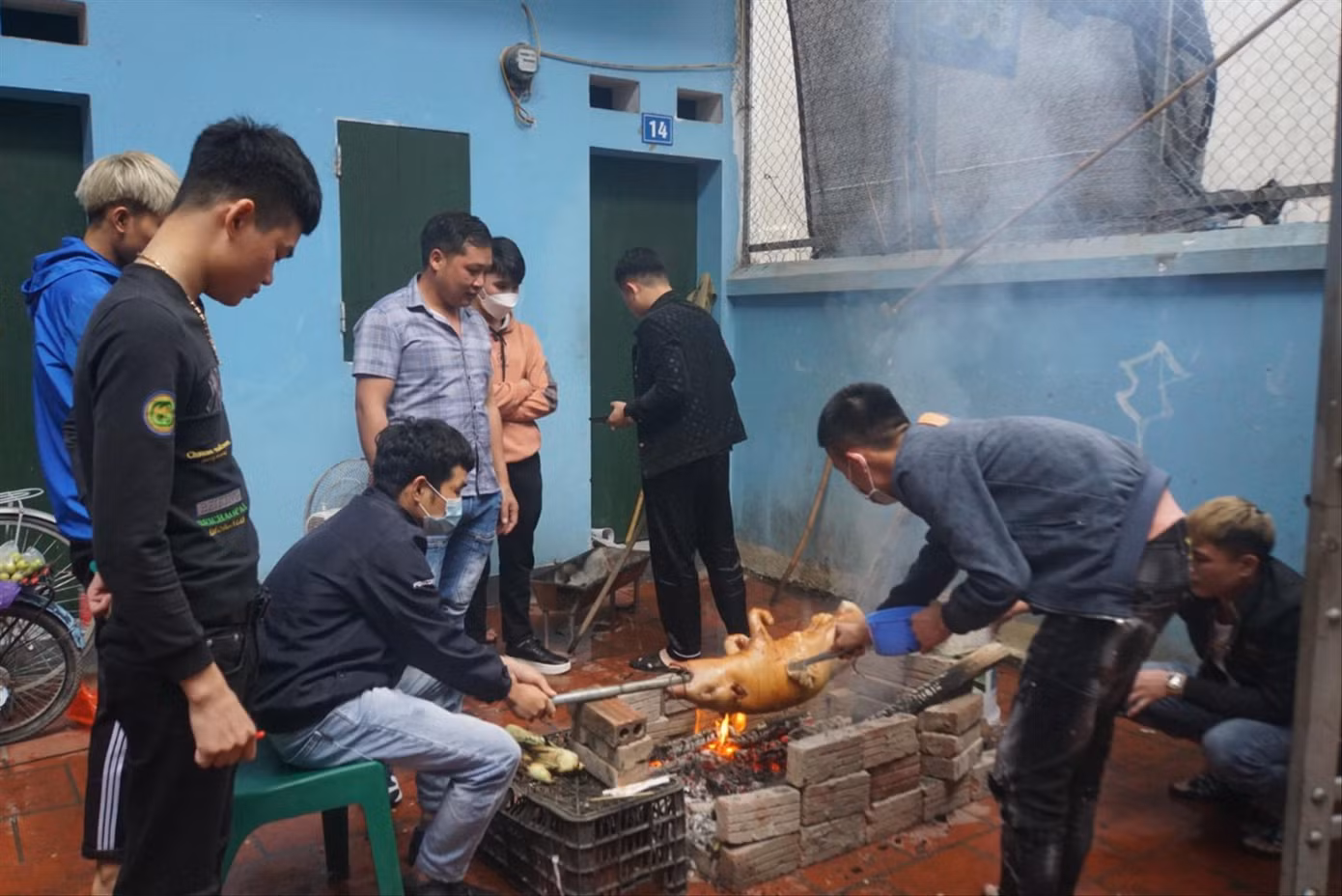 Công nhân liên hoan sau khi trở lại phòng trọ làm việc